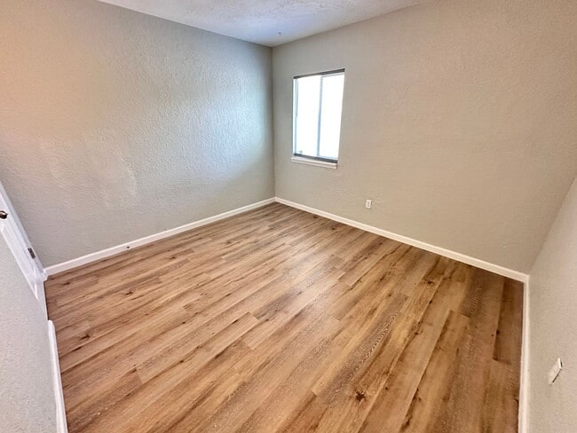 Building Photo - 2120 La Veta Dr