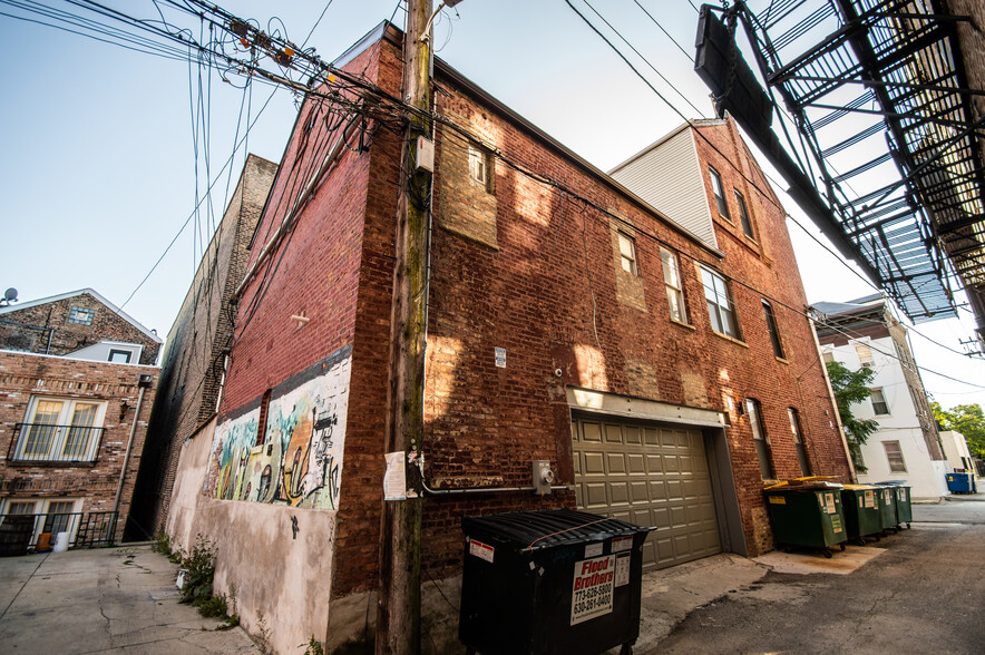 Building Photo - 1040 W 18th St