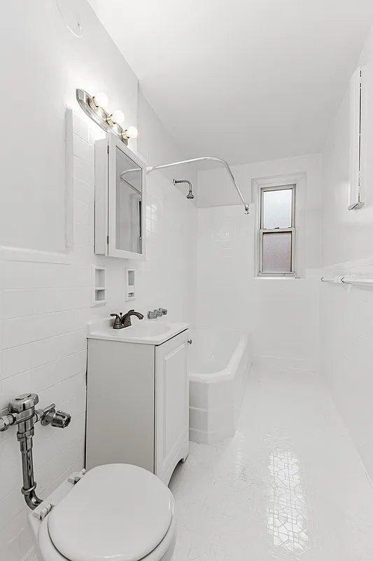 Building Photo - 2 bedroom in KEW GARDENS NY 11415