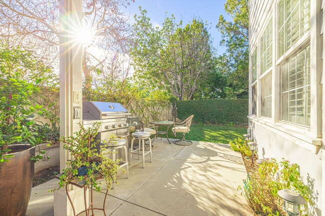 Building Photo - Refined Living in the Heart of Valencia