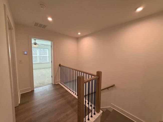 Building Photo - 3BR/3.5BA 3-Story Townhome w/ Quartz + W/D in Decatur
