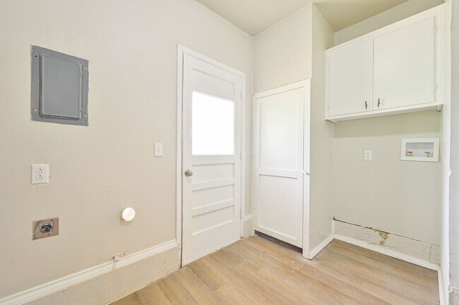 Building Photo - 1021 W Woodcrest Dr