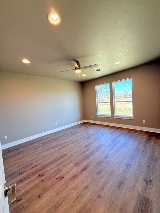 Building Photo - 621 Abadan Dr