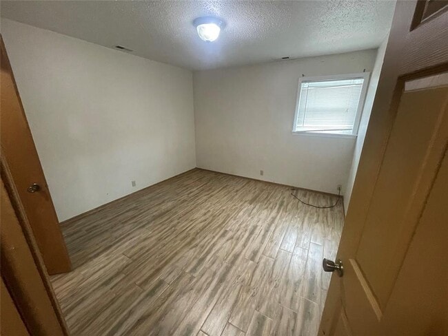 Building Photo - 716 N Elm St