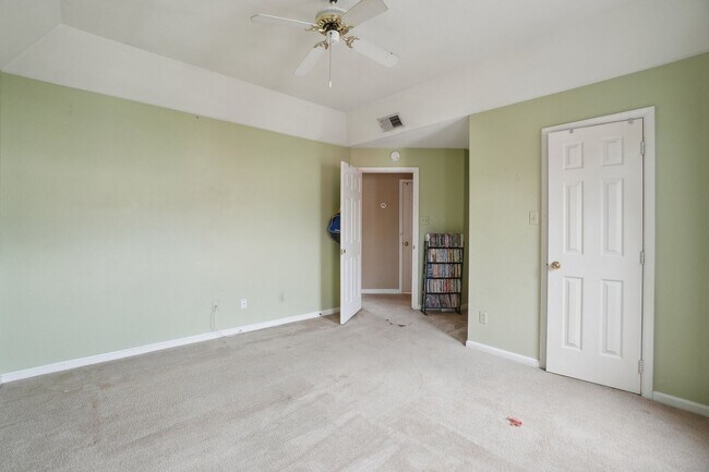 Building Photo - This hidden gem won’t last long!