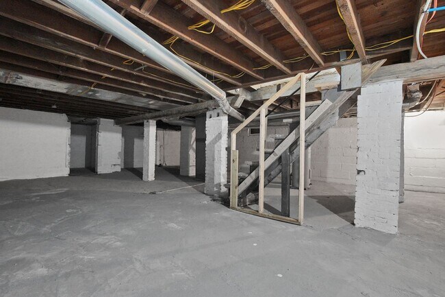Building Photo - Updated 4-bedroom, 2-bathroom house!