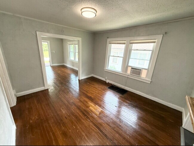 Building Photo - Updated 2 Bedroom/ 1 Bath Home in KCMO