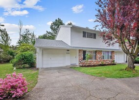 Building Photo - 208 SW Wallula Ave