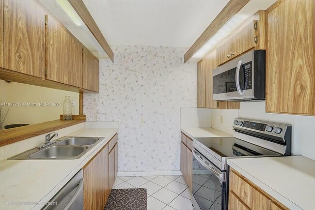 Building Photo - 629 6th Way