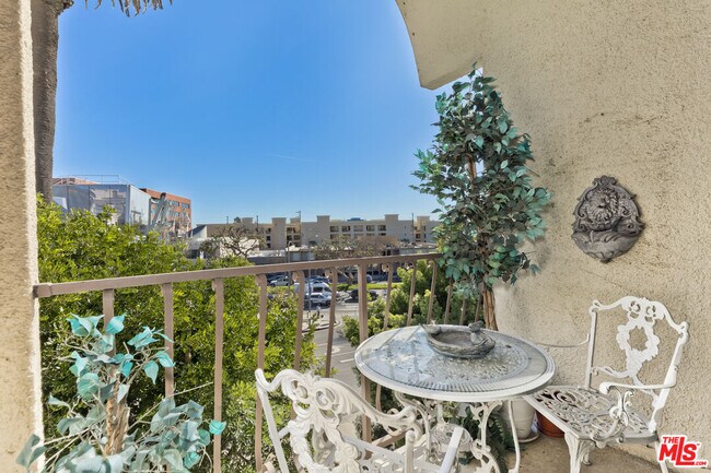 Building Photo - 11789 Montana Ave