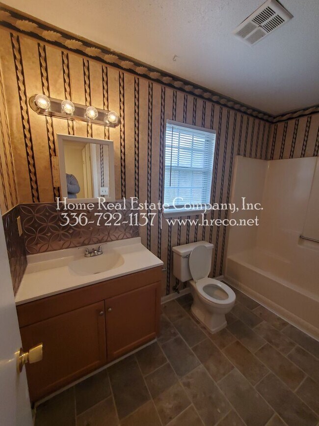 Building Photo - 3465 Valley Rd