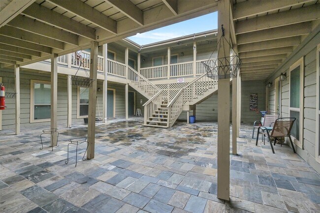 Primary Photo - 1910 Willowbend St