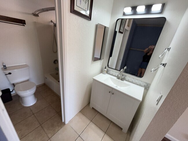 Building Photo - 4 Bedroom 2 bathroom home in Mace Ranch Davis