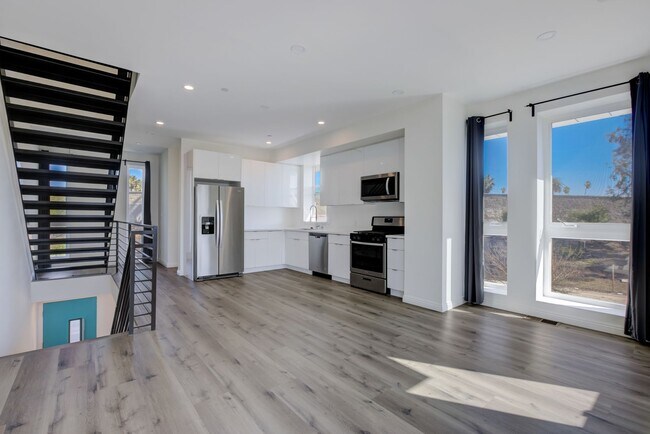 Building Photo - 837 N Kingsley Dr