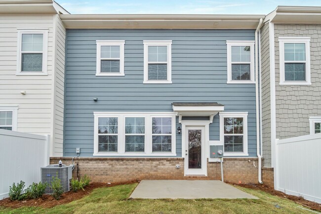 Building Photo - Like Brand New Luxury Townhome in Matthews!