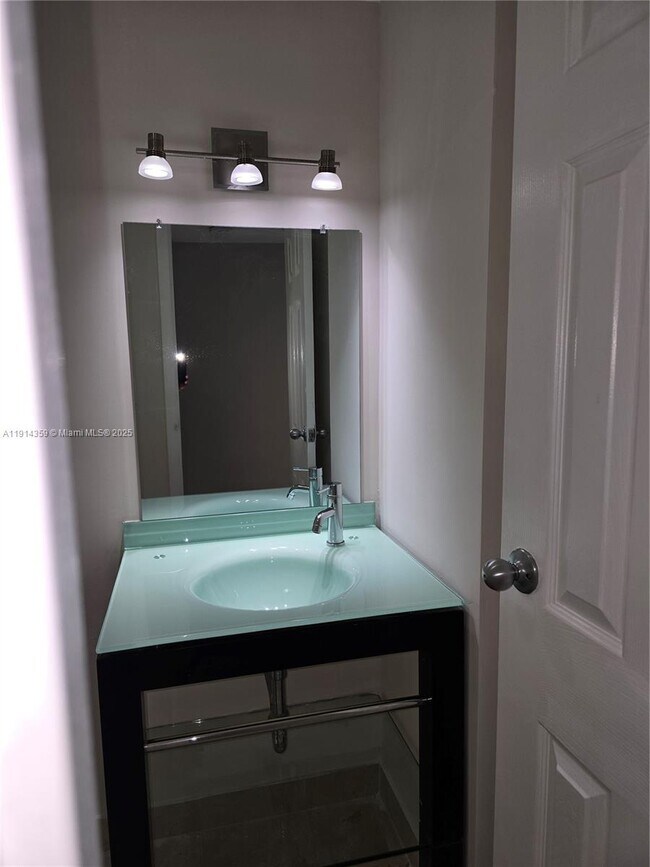 Building Photo - 100 Bayview Dr