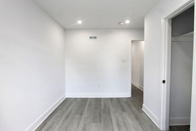 Building Photo - 103 E Coulter St