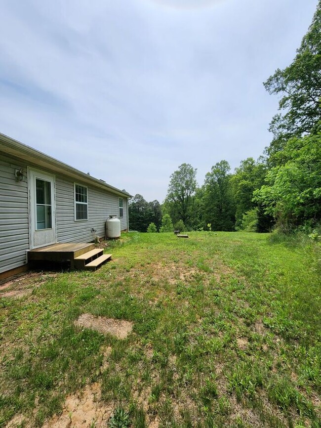 Building Photo - Weaverville Rental