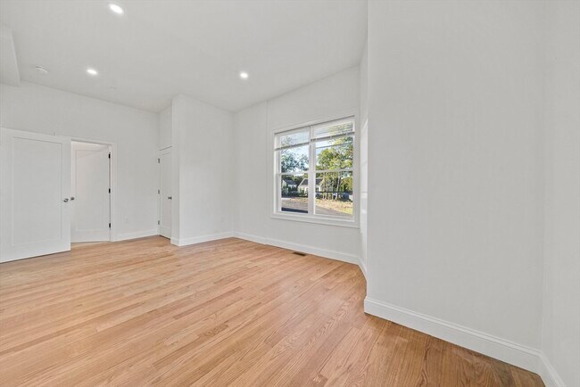 Building Photo - 417 Commercial St