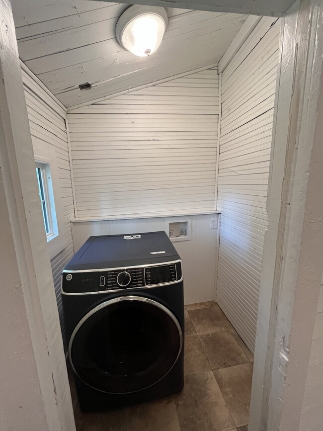 Building Photo - 173 Poplar St