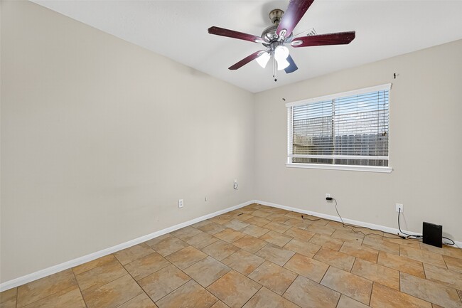 Building Photo - 15242 Kingsbridge Way
