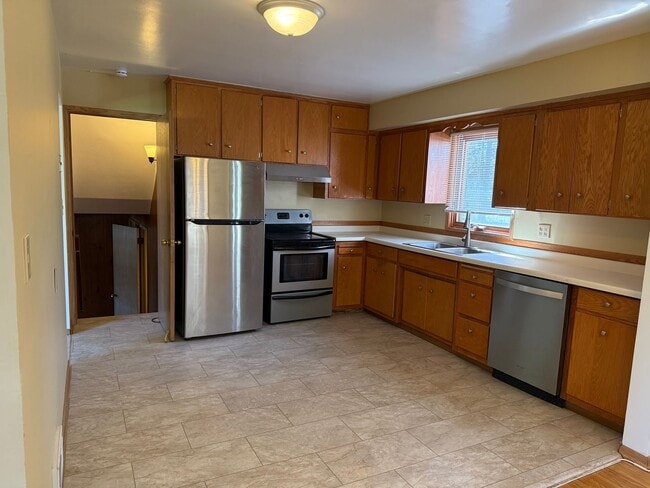 Building Photo - Comfortable, Updated Home in the Heart of Roseville. Avail NOW. *In-Unit Laundry*
