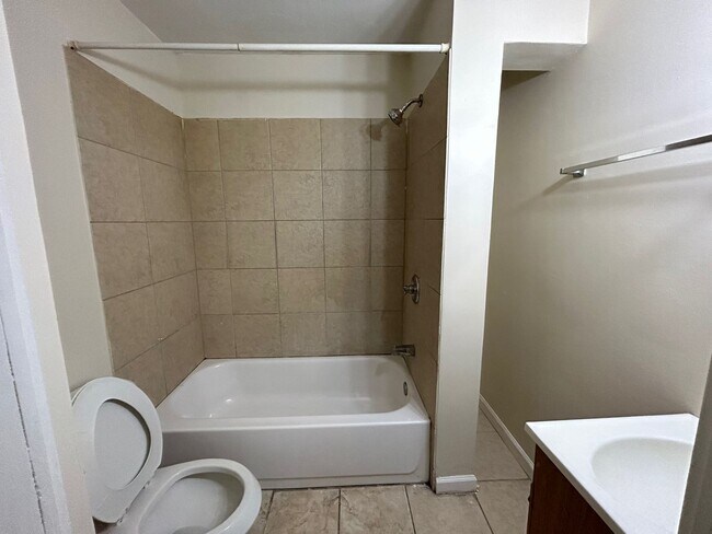 Building Photo - 666 Sims Ave