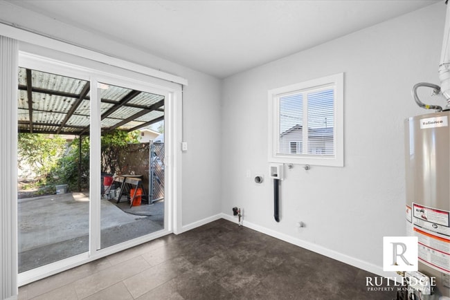 Building Photo - NEWLY REMODELED 3 bedroom home in Medford!