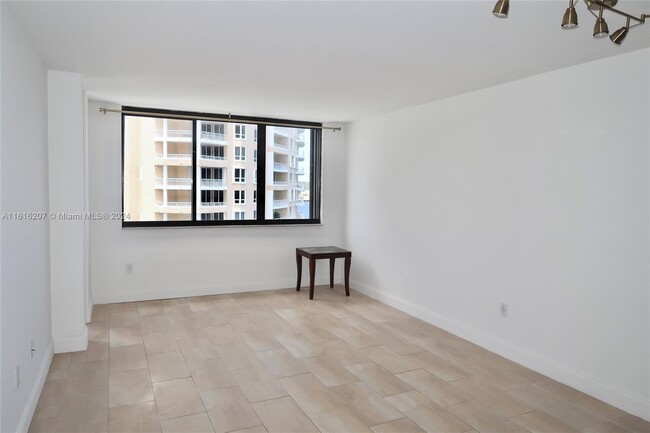 Building Photo - 540 Brickell Key Dr