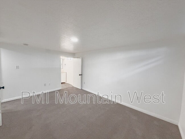 Building Photo - 872 N Main St