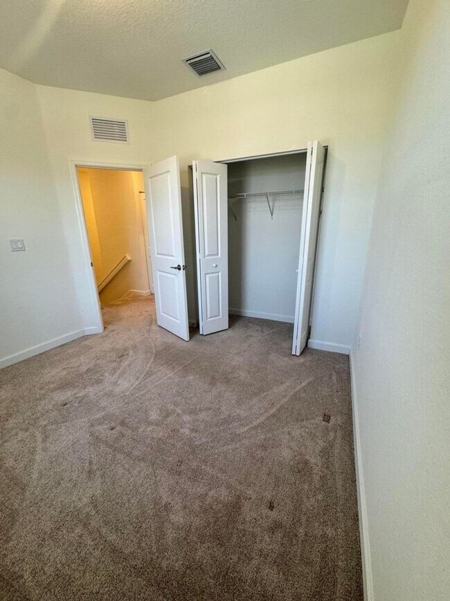 Building Photo - 5442 SW 14th Ct