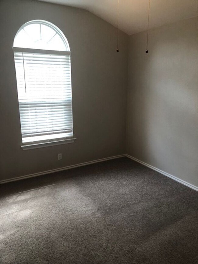 Building Photo - Beautiful home in gated community