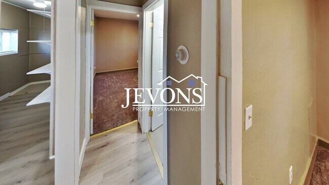 Building Photo - 812 S 10th Ave