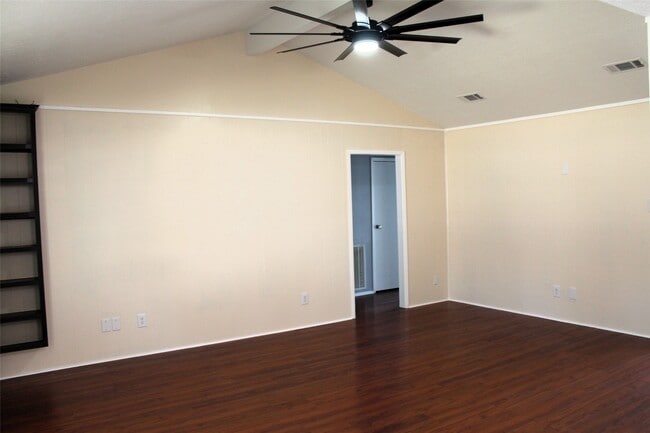 Building Photo - 1217 Brookhollow Dr