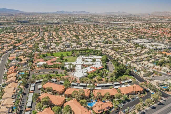 Building Photo - Luxury Home located in Henderson