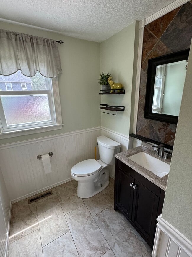 Building Photo - Modern 3 Bedroom Single Family - Available...