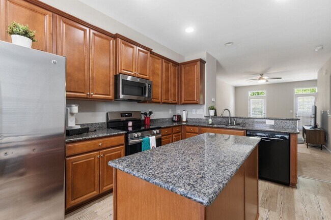 Building Photo - Stylish 3bd 3.5bath townhome for rent in the highly desirable Vermillion