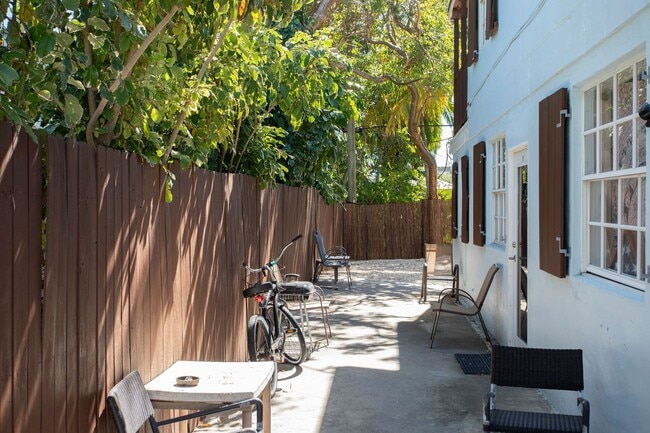 Building Photo - Private 1 bedroom with Bathroom and a Shared kitchen with other 3 bedrooms