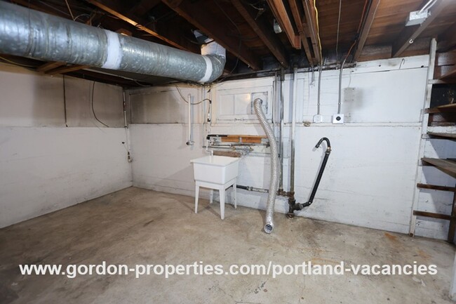 Building Photo - NE Holland St - vintage Woodlawn 2 bedroom...