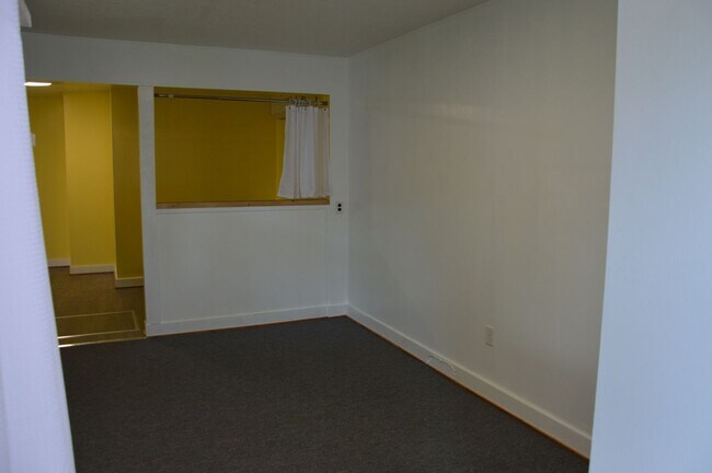 Building Photo - Newly Remodeled 1 Bedroom