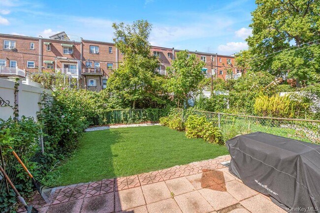 Building Photo - 2433 Young Ave