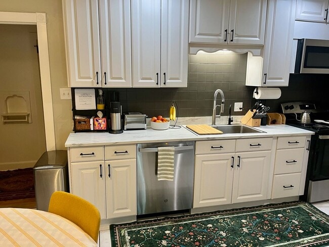 Building Photo - 3/2 Duplex Conveniently Situated in an Established Neighborhood!