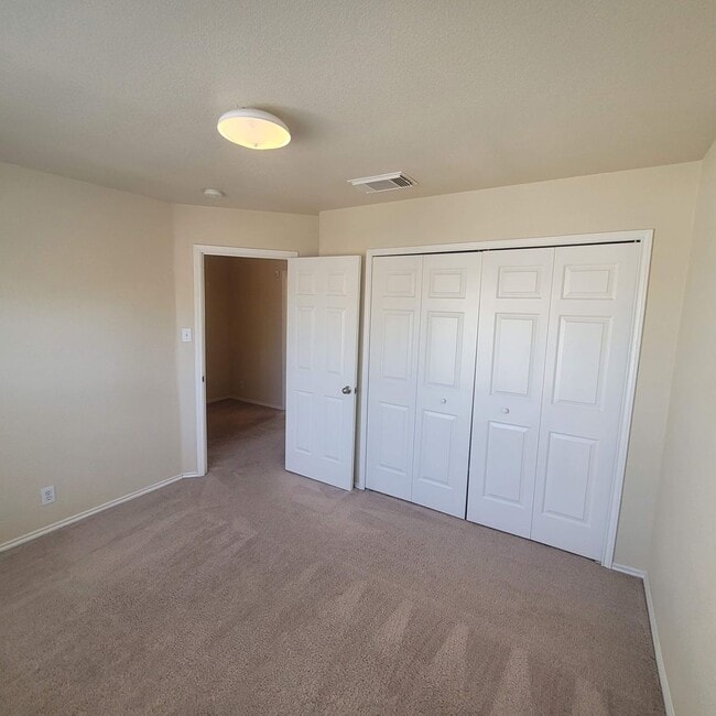 Building Photo - Perfectly Located near Medical Center