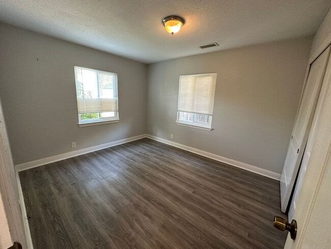 Building Photo - 204 Emerson Ave