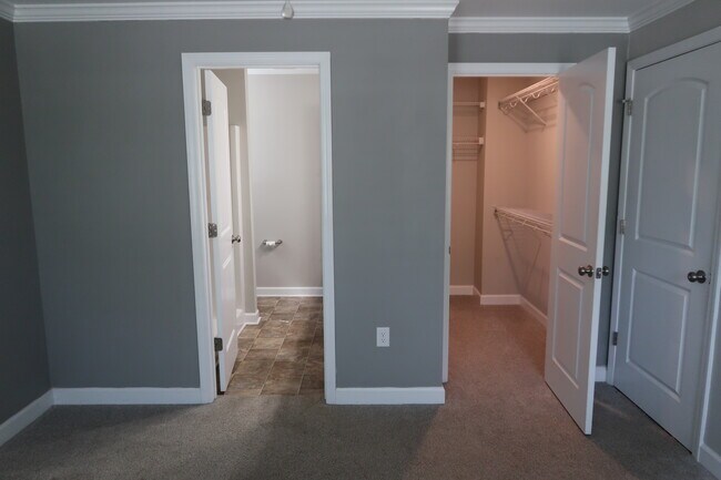 Building Photo - 210 Orch Pk Ln