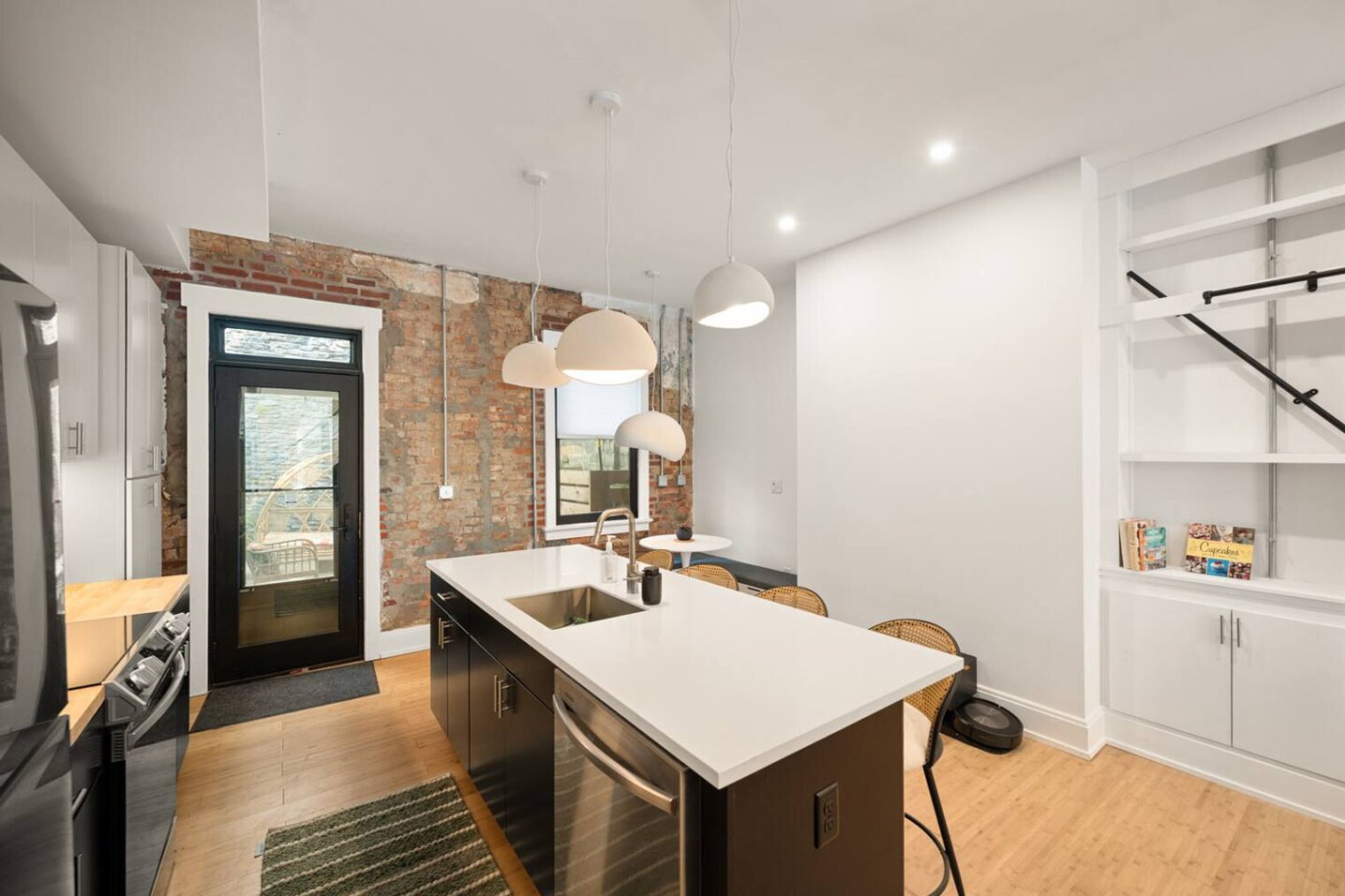 Building Photo - 2 Hust Alley