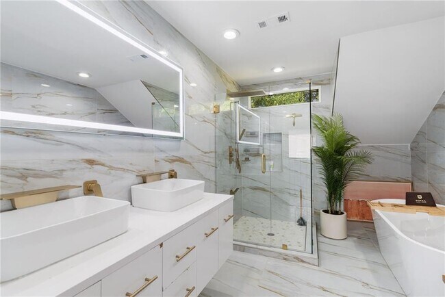 Building Photo - 4200 Roswell Rd NE