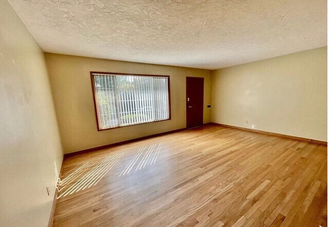 Building Photo - Charming and attractive 2 bed/1 bath in Irvington Neighborhood!