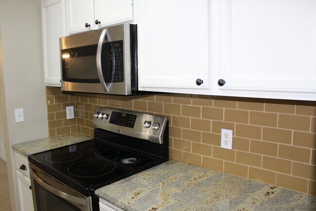 Building Photo - 14943 Lenox Dr