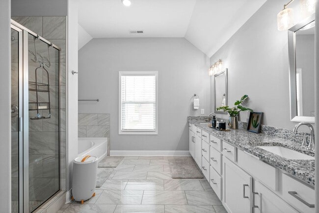 Building Photo - Modern 6-Bedroom Home with Open Layout & S...